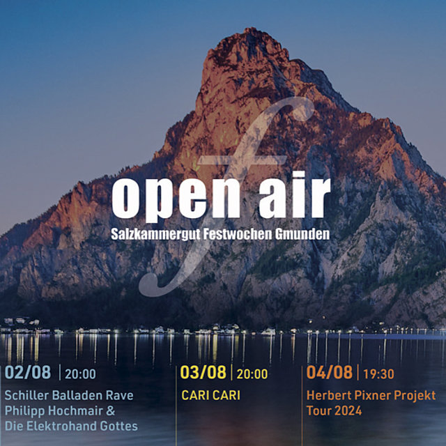 Ein Berg in der Abenddämmerung am Seeufer. Der Veranstaltungstext lautet: „Open Air Salzkammergut Festwochen Gmunden“. 