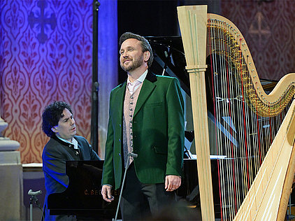 Der Bariton Rafael Fingerlos und der Pianist Michael El Mouissi beim Weihnachtskonzert 2025 der Salzkammergut Festwochen Gmunden in der festlich geschmückten Stadtpfarrkirche St. Nikolaus Bad Ischl.