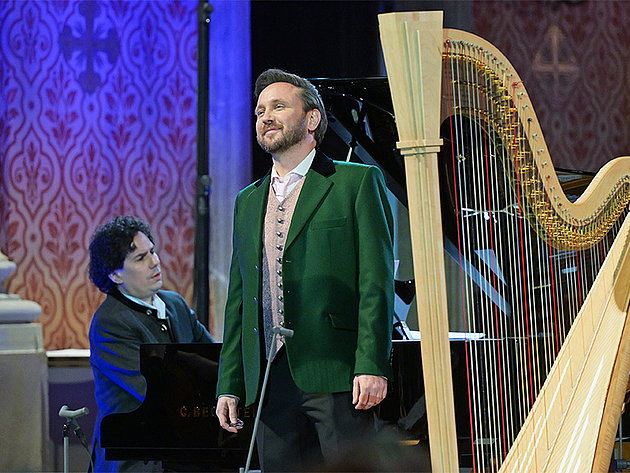 Der Bariton Rafael Fingerlos und der Pianist Michael El Mouissi beim Weihnachtskonzert 2025 der Salzkammergut Festwochen Gmunden in der festlich geschmückten Stadtpfarrkirche St. Nikolaus Bad Ischl.