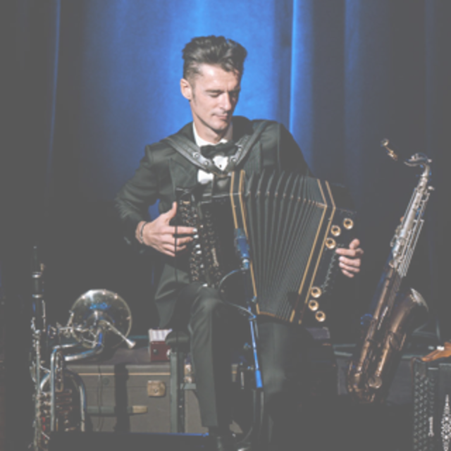 Herbert Pixner spielt auf der Bühne Akkordeon, umgeben von Musikinstrumenten © Barbara Wirl