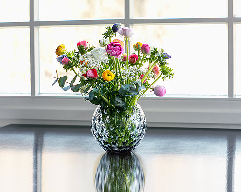 Vase aus dickwandigem Klarglas mit farbigem Unterfang