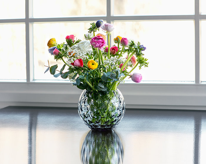 Vase aus dickwandigem Klarglas mit farbigem Unterfang