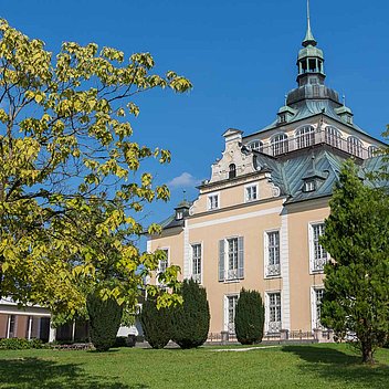 Außenansicht des Toscana Congress Gmunden, ein historisches Gebäude mit klassischer Architektur, gelegen am Traunsee