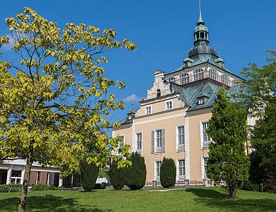 Außenansicht des Toscana Congress Gmunden, ein historisches Gebäude mit klassischer Architektur, gelegen am Traunsee