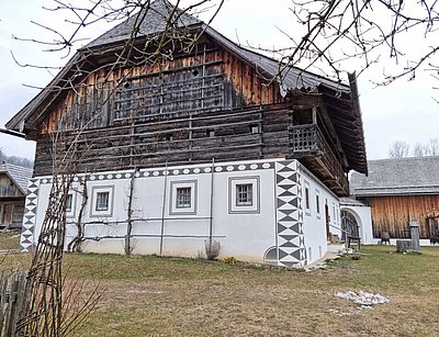 Das Eggerhaus in Altmünster: Ein restauriertes Bauernhaus mit traditioneller Holzfassade