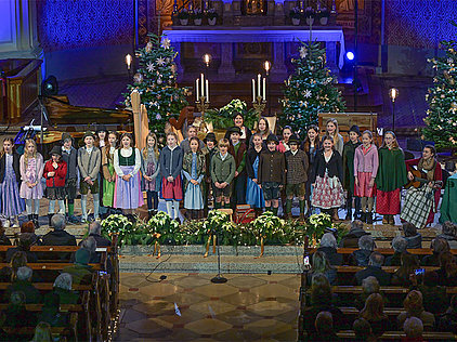 Die Gmundner Hirtenkinder beim Weihnachtskonzert 2025 der Salzkammergut Festwochen Gmunden in der festlich geschmückten Stadtpfarrkirche St. Nikolaus Bad Ischl.