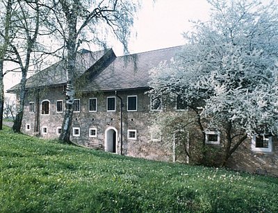 Außenansicht des Thomas Bernhard Hauses in Ohlsdorf, ein traditioneller Vierkanthof mit Natursteinfassade.