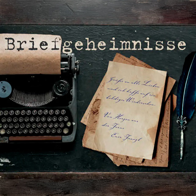 Eine alte Schreibmaschine, handgeschriebene Briefe und eine Feder liegen auf einer dunklen Oberfläche. Oben ist das Wort „Briefgeheimnisse“ eingetippt.
