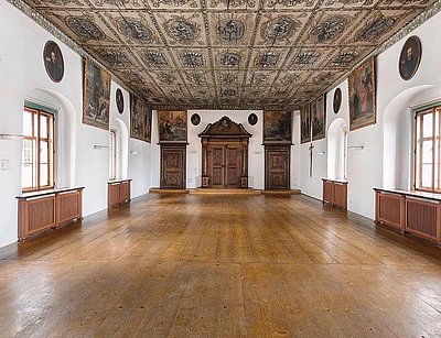 Innenansicht des historischen Klostersaals in Traunkirchen mit barocker, gemalter Holzkassettendecke