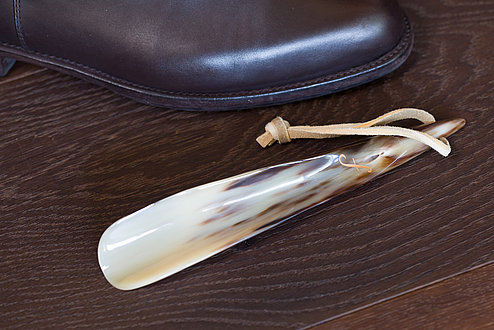 Schuhlöffel aus blondem Büffelhorn mit Hirschlederschlaufe