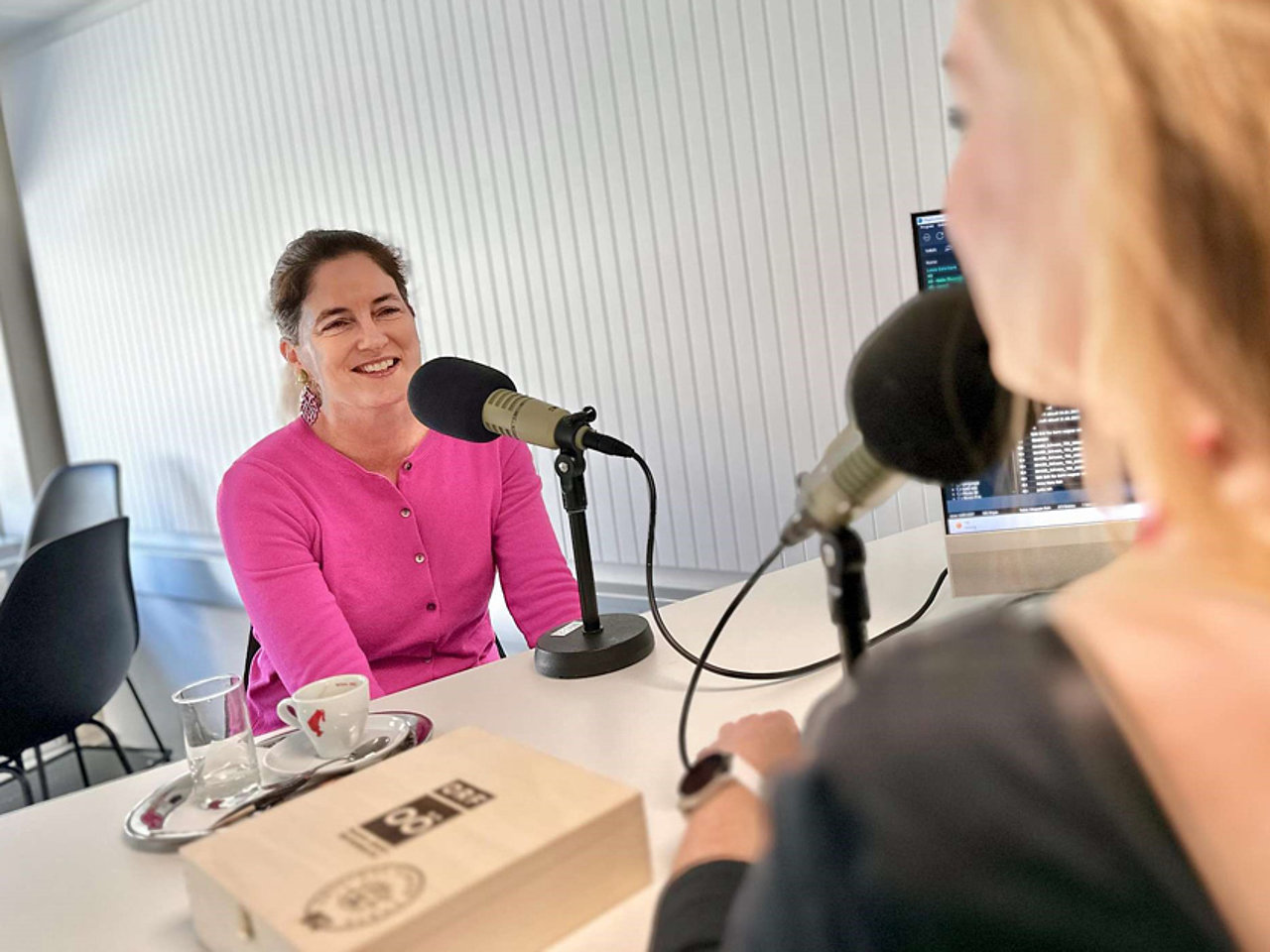 Kulturmanagerin Mitterbauer am Mikrofon in der ORF OÖ Sendung „Linzer Torte“