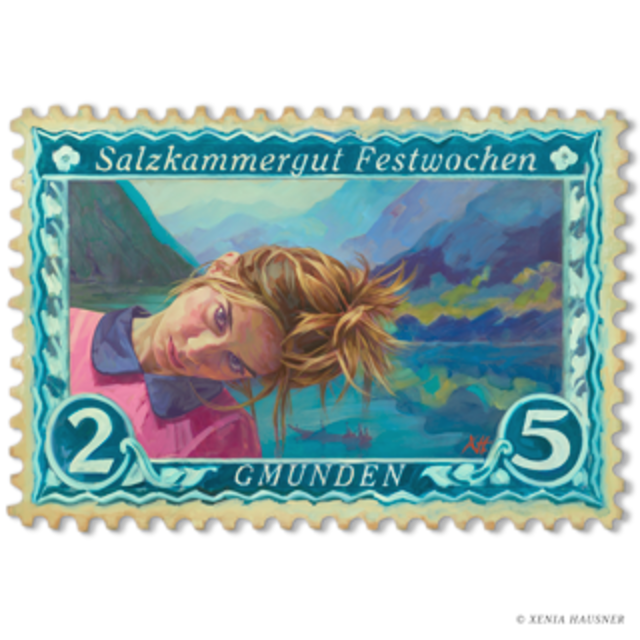 Eine stilisierte Briefmarke zeigt eine Frau mit rotem Haar vor einer gemalten Bergseelandschaft. Die Marke trägt den Aufdruck „Salzkammergut Festwochen Gmunden“.