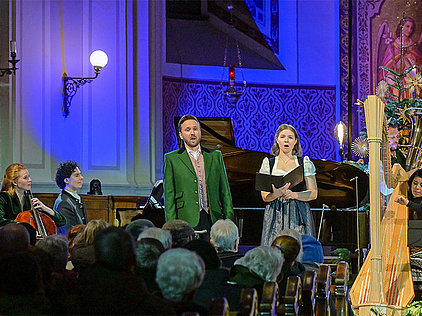 Die Cellistin Harriet Krijgh, der Bariton Rafael Fingerlos, die Sopranistin Anja Mittermüller, die Harfenistin Anneleen Lenaerts und der Pianist Michael El Mouissi beim Weihnachtskonzert 2025 der Salzkammergut Festwochen Gmunden in der festlich geschmückten Stadtpfarrkirche St. Nikolaus Bad Ischl.