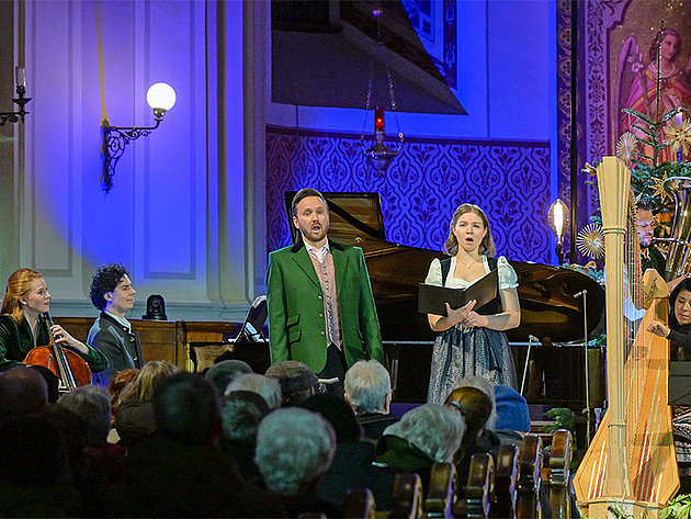 Die Cellistin Harriet Krijgh, der Bariton Rafael Fingerlos, die Sopranistin Anja Mittermüller, die Harfenistin Anneleen Lenaerts und der Pianist Michael El Mouissi beim Weihnachtskonzert 2025 der Salzkammergut Festwochen Gmunden in der festlich geschmückten Stadtpfarrkirche St. Nikolaus Bad Ischl.