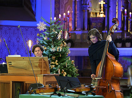 Der Pianist Michael El Mouissi und die Bassistin Magdalena Waldauf beim Weihnachtskonzert 2025 der Salzkammergut Festwochen Gmunden in der festlich geschmückten Stadtpfarrkirche St. Nikolaus Bad Ischl.