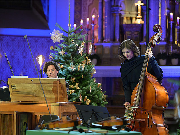 Der Pianist Michael El Mouissi und die Bassistin Magdalena Waldauf beim Weihnachtskonzert 2025 der Salzkammergut Festwochen Gmunden in der festlich geschmückten Stadtpfarrkirche St. Nikolaus Bad Ischl.
