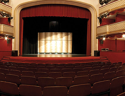 ​"Außenansicht des Stadttheater Gmunden, eines historischen Gebäudes aus dem Jahr 1872